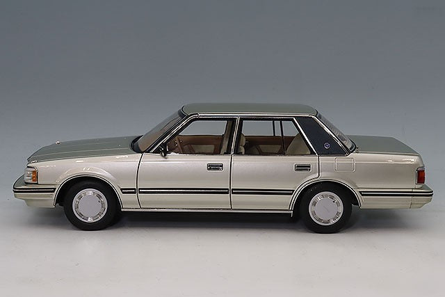 XiaoGuang Model XGM8251123G 1/18 Toyota Crown MS122 Gold