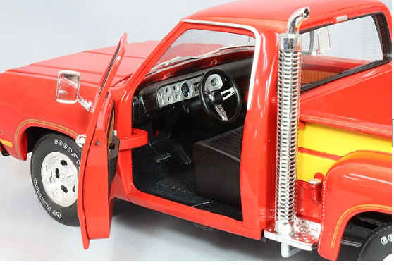 Auto World KS-AW319 1/18 Dodge D100 Utiline Pickup 1979 Red Lil Red Truck