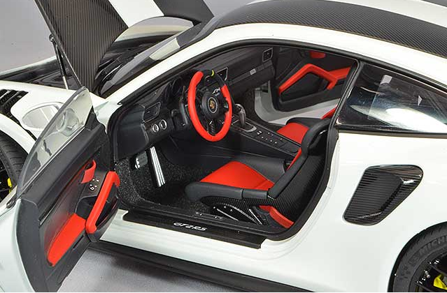 AUTOart 78171 1/18 Porsche 911 991.2 GT2 RS Weissach White/Carbon