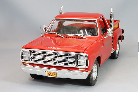 Auto World KS-AW319 1/18 Dodge D100 Utiline Pickup 1979 Red Lil Red Truck