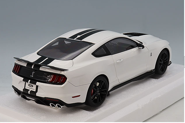 AUTOart 73095 1/18 Ford Mustang Shelby GT500 White w/Black Stripes