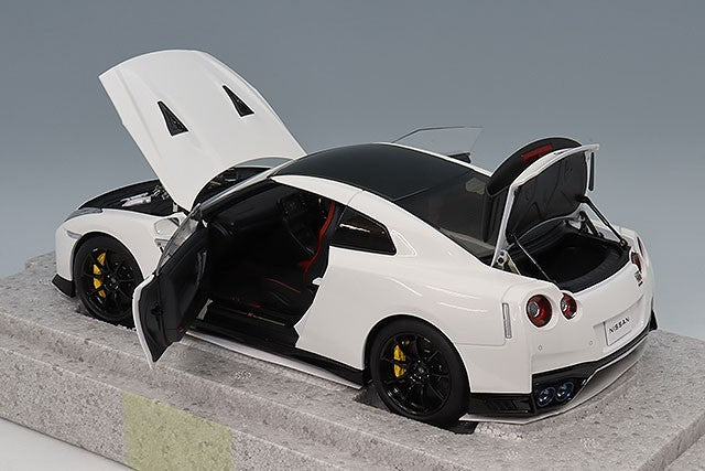 MOTORHELIX FS-M83518 1/18 Nissan GT-R R35 T-Spec 2022 White Resin