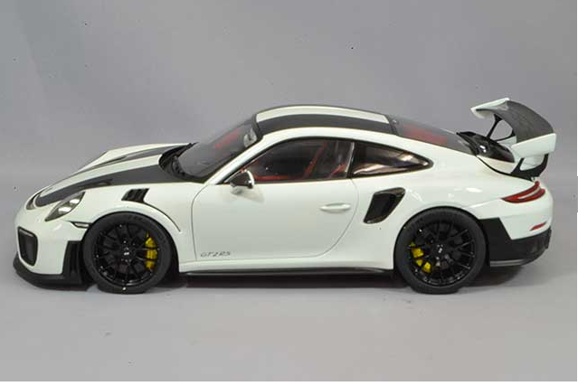 AUTOart 78171 1/18 Porsche 911 991.2 GT2 RS Weissach White/Carbon