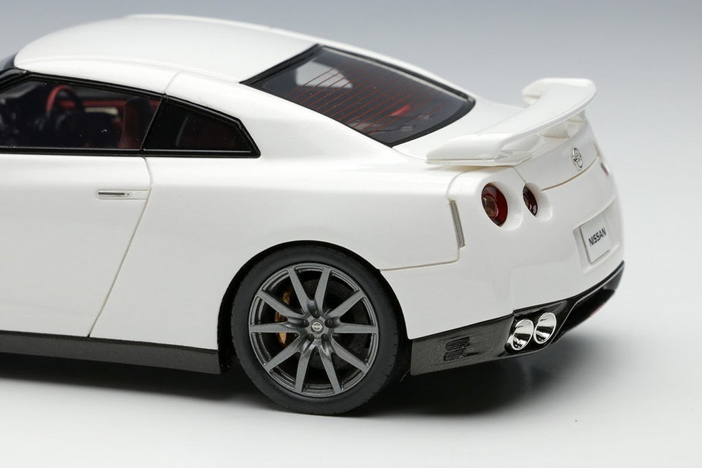 Make Up EIDOLON EM414B 1/43 Nissan GT-R R35 Brilliant White Pearl Finish 2014