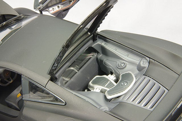 Minichamps MC110133024 1/18 McLaren MP4-12C 2011 Gray Die-cast