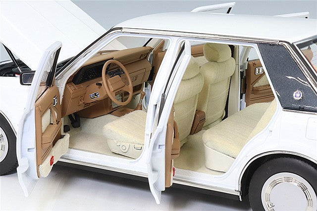 XiaoGuang Model XGM8250611W-2 1/18 Toyota Crown MS122 White Beige