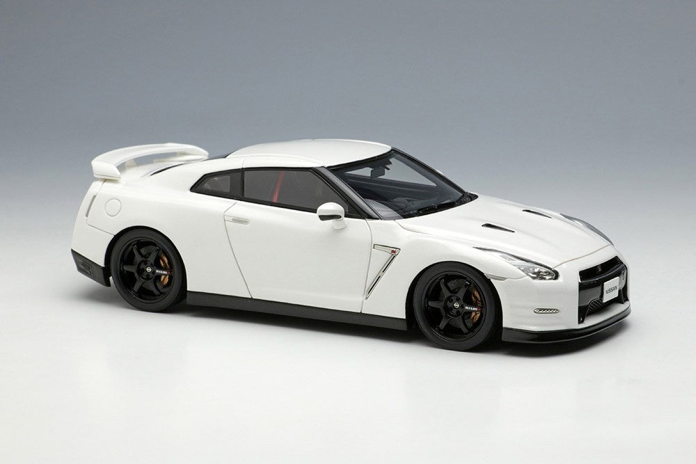 Make Up EIDOLON EM683B 1/43 Nissan GT-R Track Nismo Brilliant White Pearl