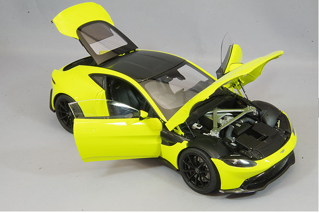 AUTOart 70279 1/18 Aston Martin Vantage 2019 Lime Green Black Roof