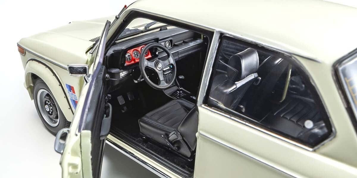 Kyosho KS08544W - 1/18 BMW 2002 Turbo White [Die-cast Model Car]
