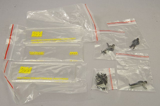 Tarmac T64-008-4A4Box 1/64 Mercedes-AMG GT3 #3 Pit Diorama Set