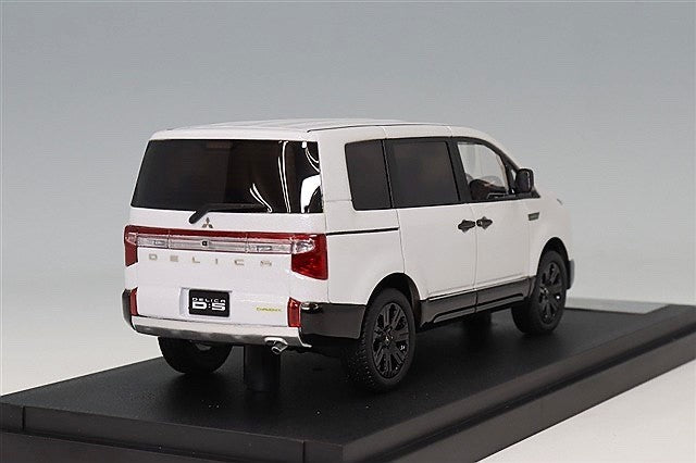 MARK43 PM43157BW 1/43 Mitsubishi Delica D:5 Chamonix White Diamond Resin