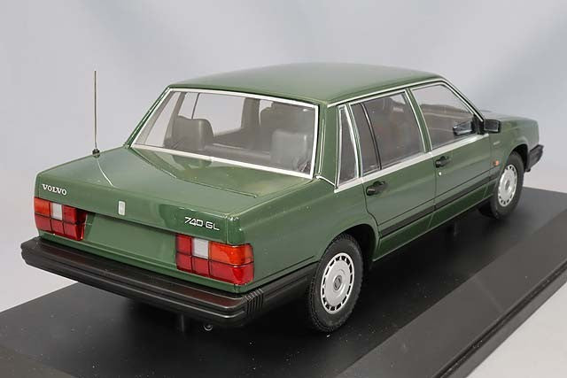 Minichamps MC155171702 1/18 Volvo 740GL 1986 Dark Green