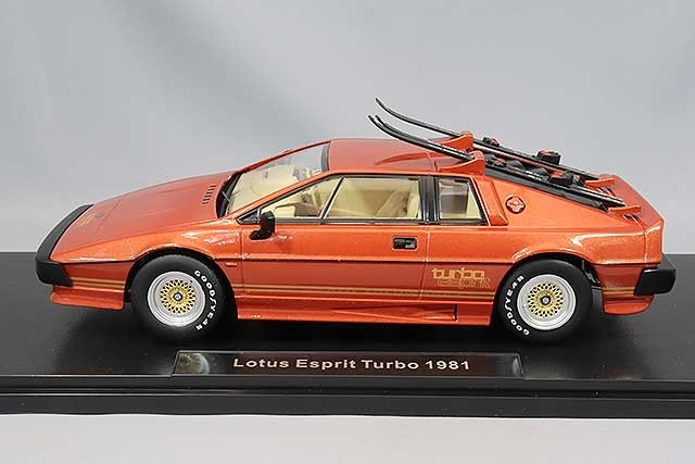 KK Scale KKDC181192 1/18 Lotus Esprit Turbo 1981 Copper Gold Ski Set
