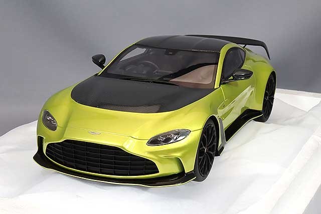 TOP SPEED TS0453 1/18 Aston Martin V12 Vantage Cosmopolitan Yellow