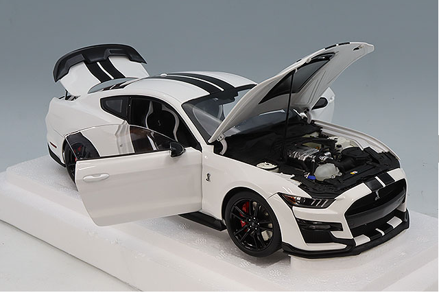AUTOart 73095 1/18 Ford Mustang Shelby GT500 White w/Black Stripes