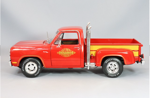 Auto World KS-AW319 1/18 Dodge D100 Utiline Pickup 1979 Red Lil Red Truck
