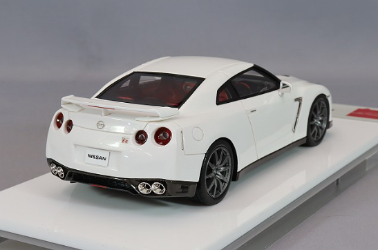 Make Up EIDOLON EM414B 1/43 Nissan GT-R R35 Brilliant White Pearl Finish 2014