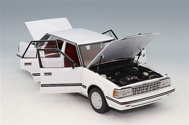 XiaoGuang Model XGM8250611W-1 1/18 Toyota Crown MS122 White Red