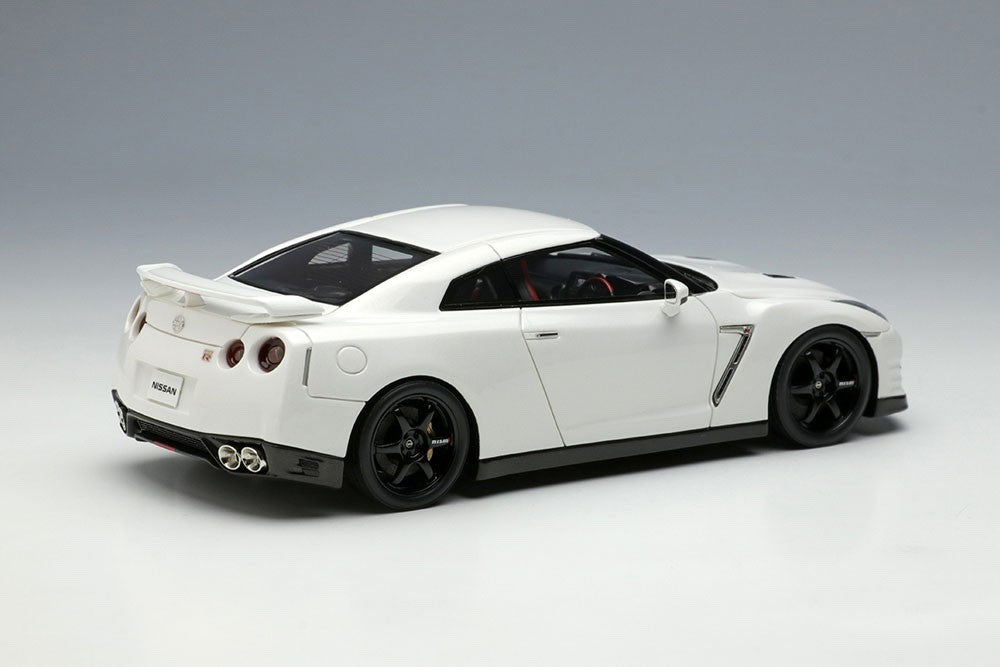 Make Up EIDOLON EM683B 1/43 Nissan GT-R Track Nismo Brilliant White Pearl