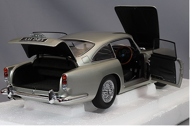 AUTOart 70287 1/18 Aston Martin DB5 Silver Metallic Composite Model