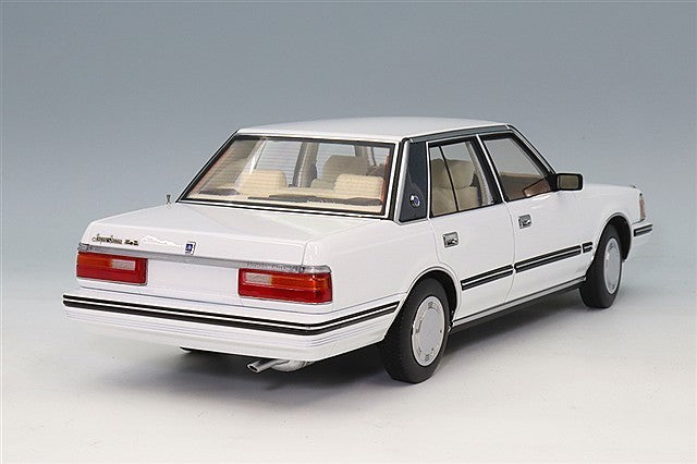 XiaoGuang Model XGM8250611W-2 1/18 Toyota Crown MS122 White Beige
