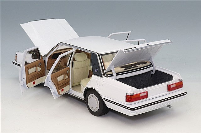 XiaoGuang Model XGM8250611W-2 1/18 Toyota Crown MS122 White Beige