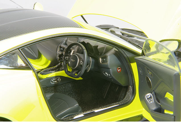 AUTOart 70279 1/18 Aston Martin Vantage 2019 Lime Green Black Roof