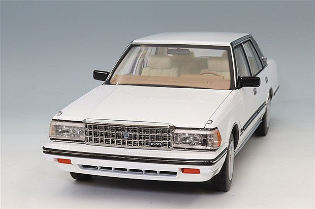 XiaoGuang Model XGM8250611W-2 1/18 Toyota Crown MS122 White Beige