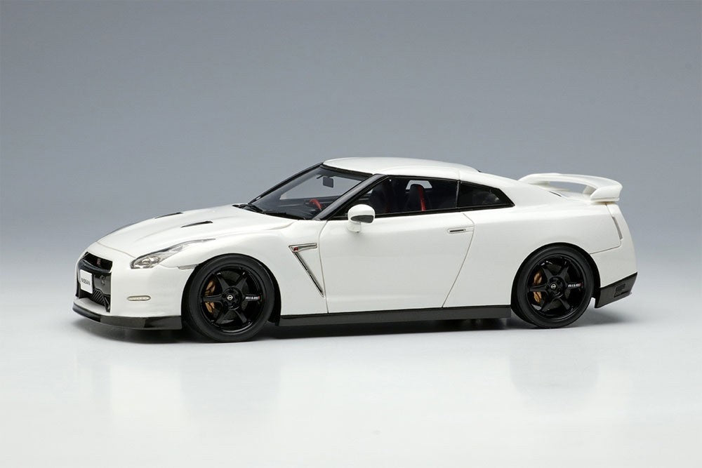 Make Up EIDOLON EM683B 1/43 Nissan GT-R Track Nismo Brilliant White Pearl