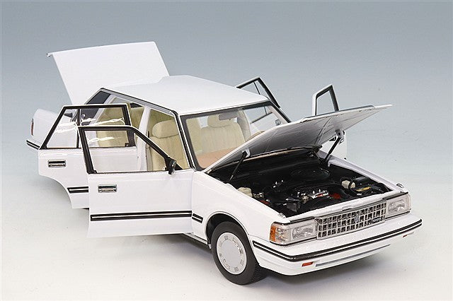 XiaoGuang Model XGM8250611W-2 1/18 Toyota Crown MS122 White Beige