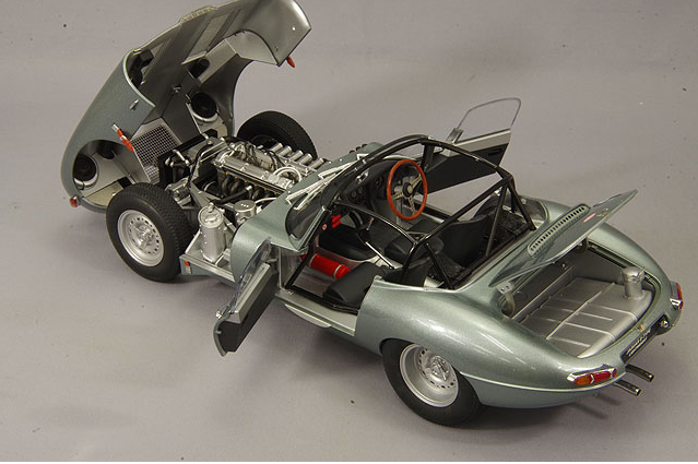 AUTOart 73646 1/18 Jaguar Lightweight E-Type Silver Special Edition