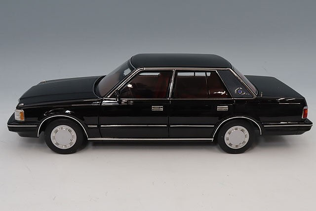 XiaoGuang Model XGM8250612B-1 1/18 Toyota Crown MS122 Black Red
