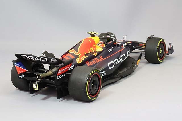 Minichamps MC110221711 1/18 Red Bull RB18 Singapore Winner