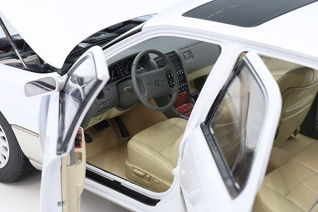 XiaoGuang Model XGM8230811W 1/18 Lexus LS400 1993 White
