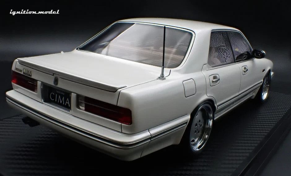 Ignition model IG3903 1/18 Nissan Cedric Cima Y31 White