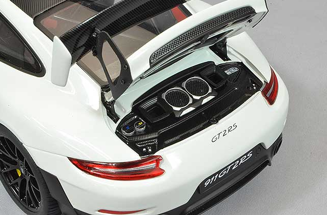AUTOart 78171 1/18 Porsche 911 991.2 GT2 RS Weissach White/Carbon