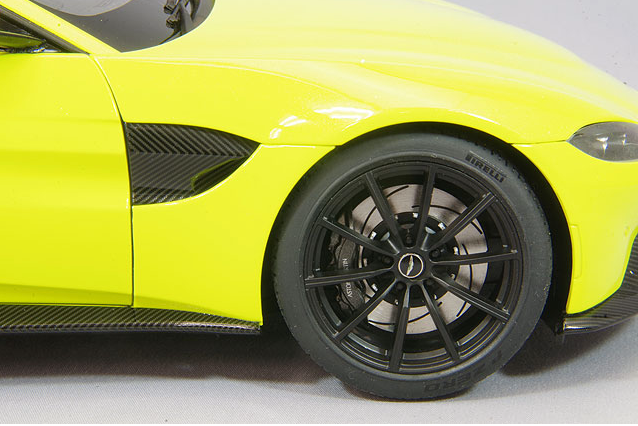 AUTOart 70279 1/18 Aston Martin Vantage 2019 Lime Green Black Roof