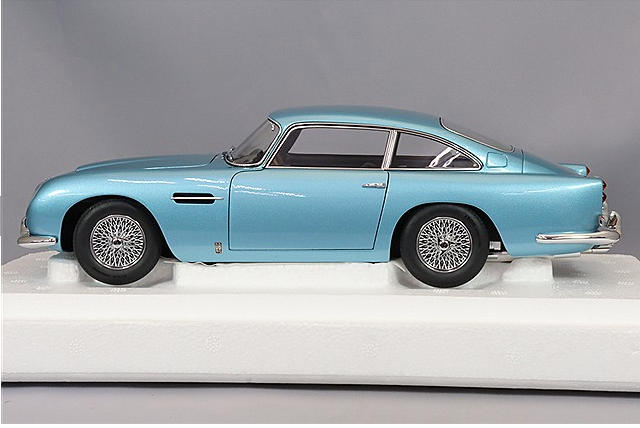AUTOart 70288 1/18 Aston Martin DB5 Light Blue Pearl Composite Model