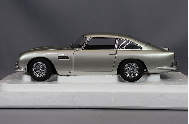 AUTOart 70287 1/18 Aston Martin DB5 Silver Metallic Composite Model