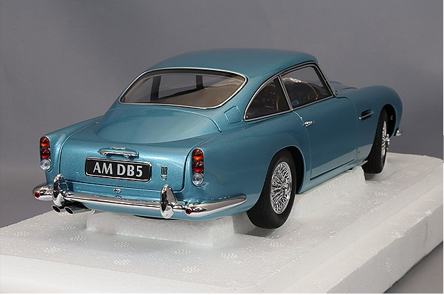 AUTOart 70288 1/18 Aston Martin DB5 Light Blue Pearl Composite Model
