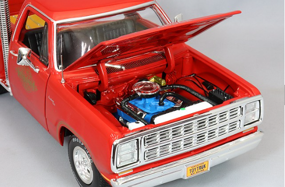 Auto World KS-AW319 1/18 Dodge D100 Utiline Pickup 1979 Red Lil Red Truck