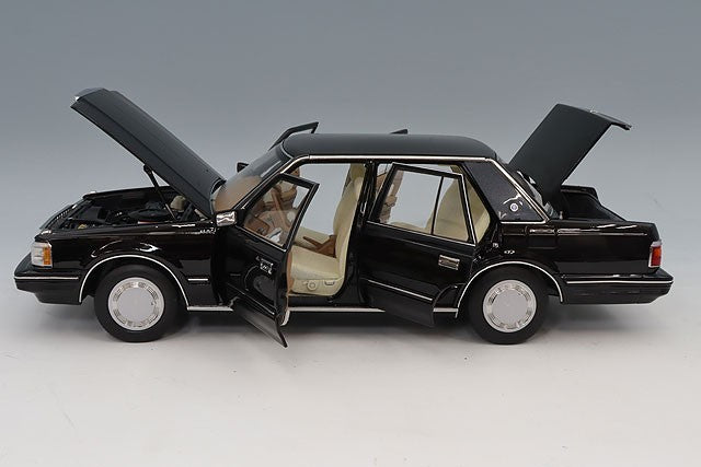 XiaoGuang Model XGM8250612B-2 1/18 Toyota Crown MS122 Black Beige