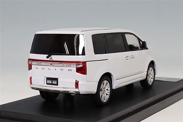 MARK43 PM43157AW 1/43 Mitsubishi Delica D:5 (P) White Diamond Resin