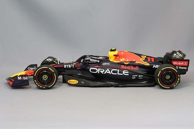 Minichamps MC110221711 1/18 Red Bull RB18 Singapore Winner