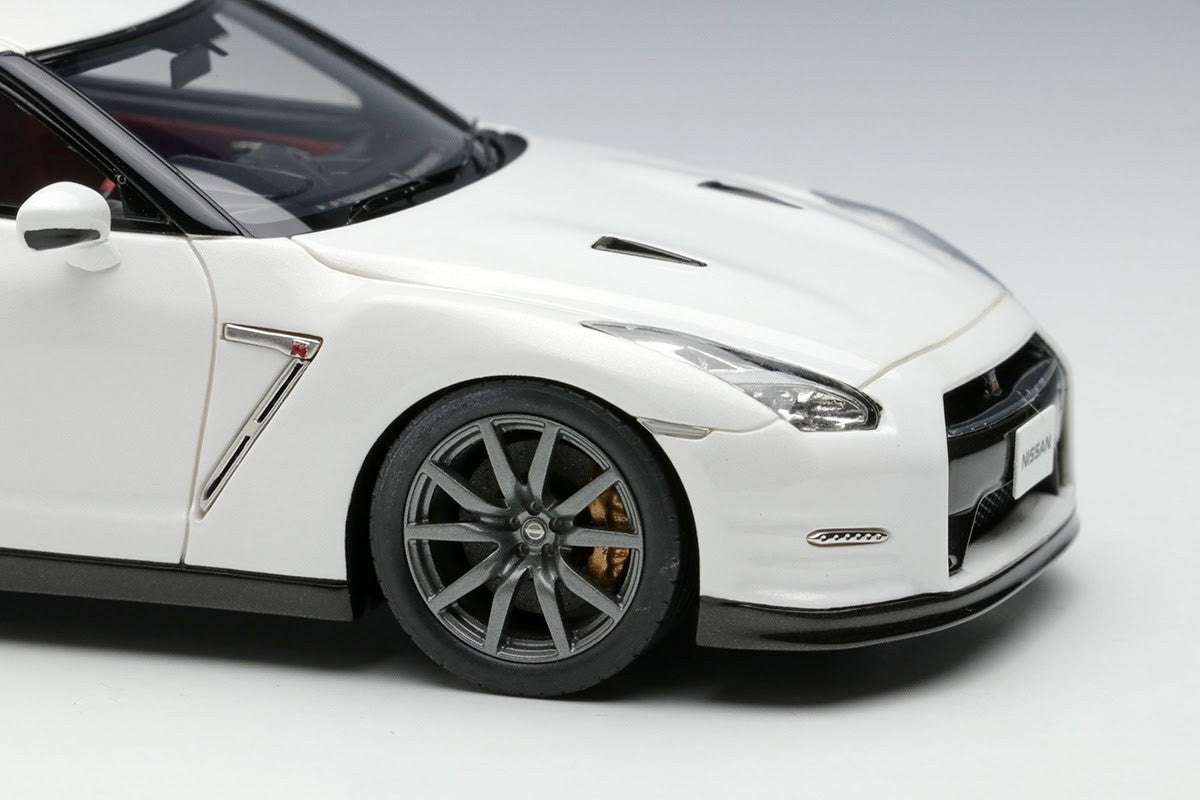 Make Up EIDOLON EM414B 1/43 Nissan GT-R R35 Brilliant White Pearl Finish 2014
