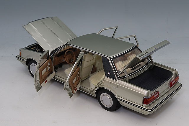 XiaoGuang Model XGM8251123G 1/18 Toyota Crown MS122 Gold