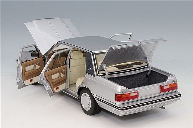 XiaoGuang Model XGM8250613S-2 1/18 Toyota Crown MS122 Silver Beige
