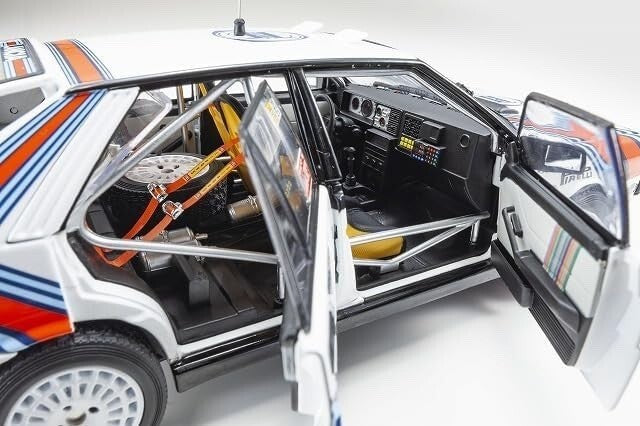 Kyosho KS08960B 1/18 Lancia Delta HF 4WD 1000 Lakes Team Lancia 1987 #4 White
