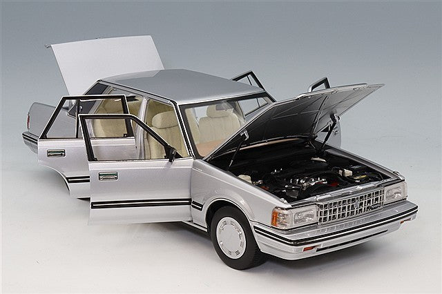 XiaoGuang Model XGM8250613S-2 1/18 Toyota Crown MS122 Silver Beige