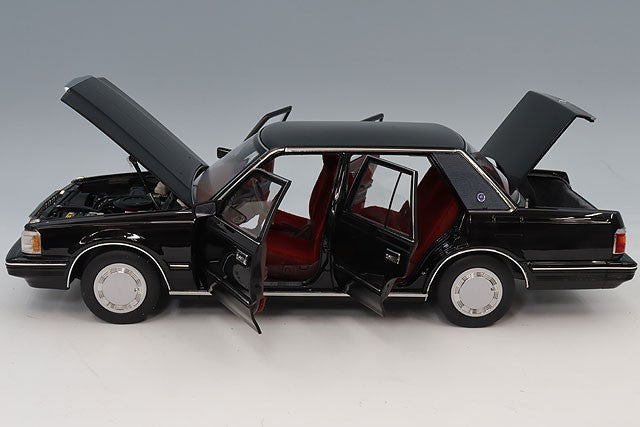 XiaoGuang Model XGM8250612B-1 1/18 Toyota Crown MS122 Black Red
